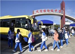 学生有序搭乘“学生专车”.jpg